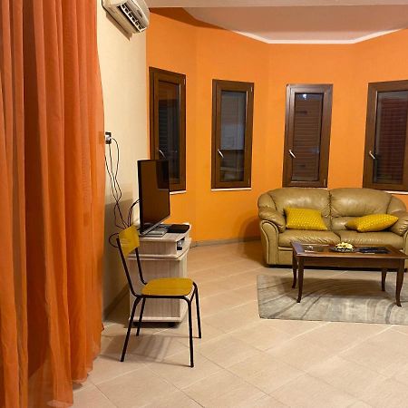 The Orange House Bed & Breakfast Асемини Екстериор снимка