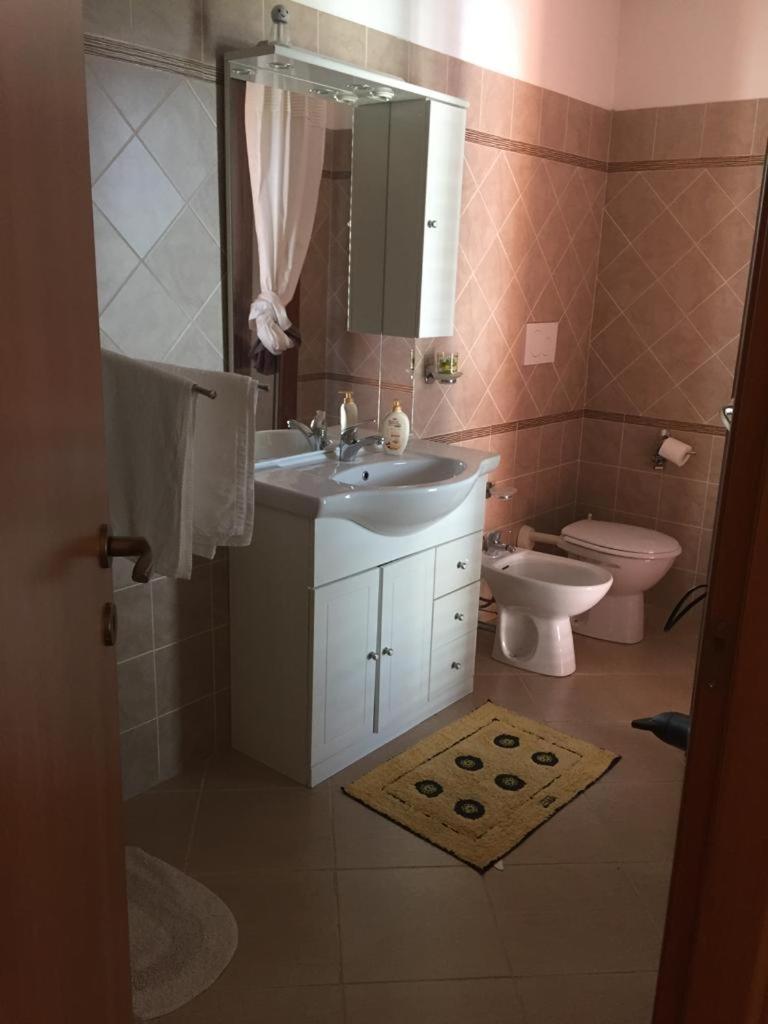 The Orange House Bed & Breakfast Асемини Екстериор снимка